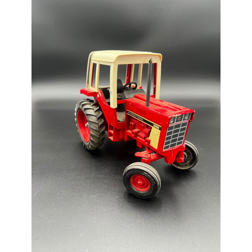 Vintage Ertl International 1586 Tractor Diecast 1/16 Scale Red Farm Toy Cab